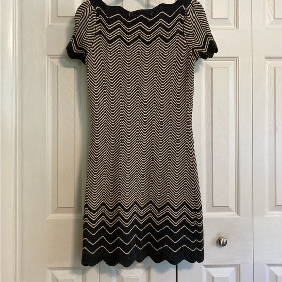 ☘️TORY BURCH Dark Gray & Cream Chevron Knit Wool Sweater Dress - Picture 3 of 4